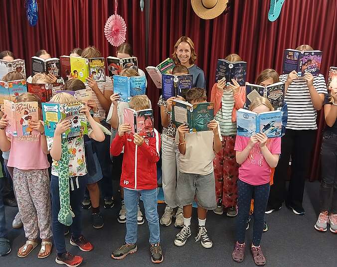 Kinder und Jugendliche des Sommer-Leseclubs „Heiß auf Lesen 2026“ mit Dr. Anita Huhn, Leiterin des Amtes für Kunst und Kultur.