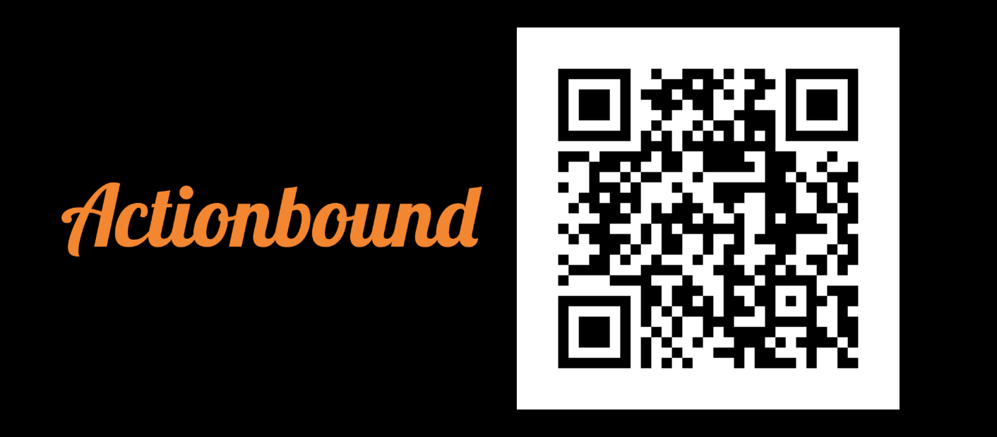 Schwarzer Hintergund mit orangenem Schriftzug „Actionbound“ und QR-Code zu Bound
