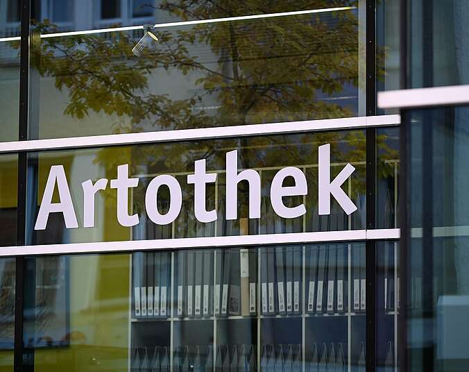 Fenster mit Schriftzug