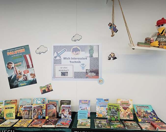 Bild zum Minecraft Thementisch mit Büchern zum Thema.