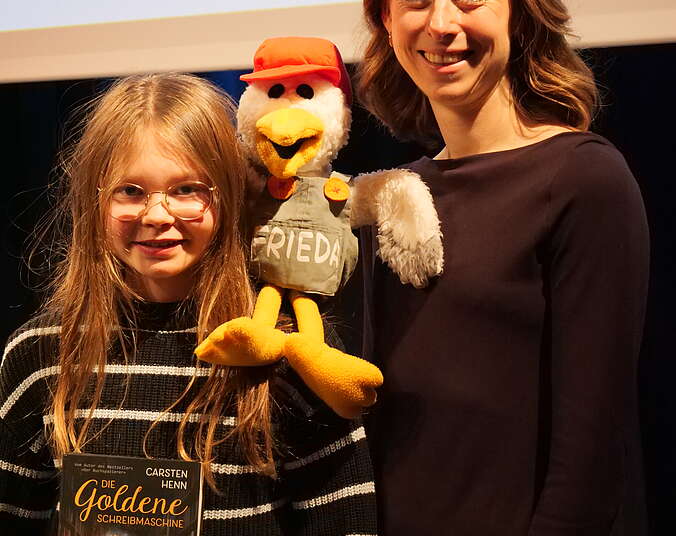 Von links nach rechts: Siegerin Milena, Lesemöwe Frieda und Amtsleiterin Kunst und Kultur Dr. Anita Huhn