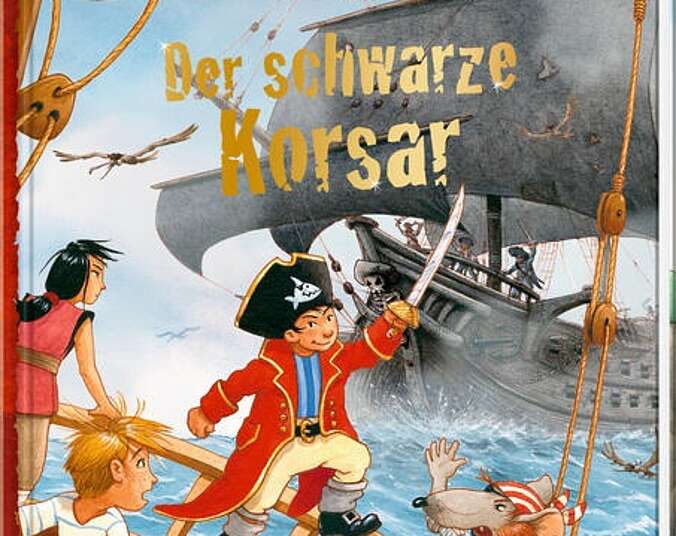 Käptn Sharky steht mit gezogenem Säbel auf seinem Schiff während der schwarze Korsar näher kommt.
