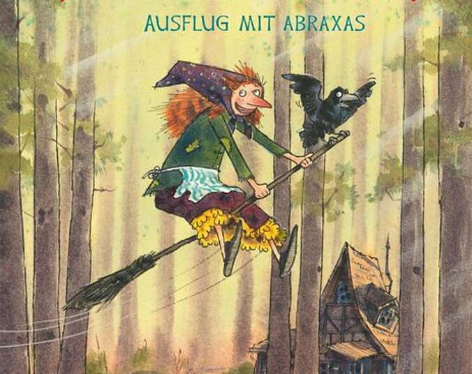 Die kleine Hexe fliegt mit Abraxas und ihrem Besen durch den Wald.