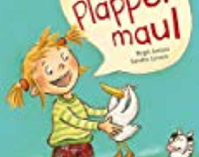 Pia spricht mit ihren Stofftieren.