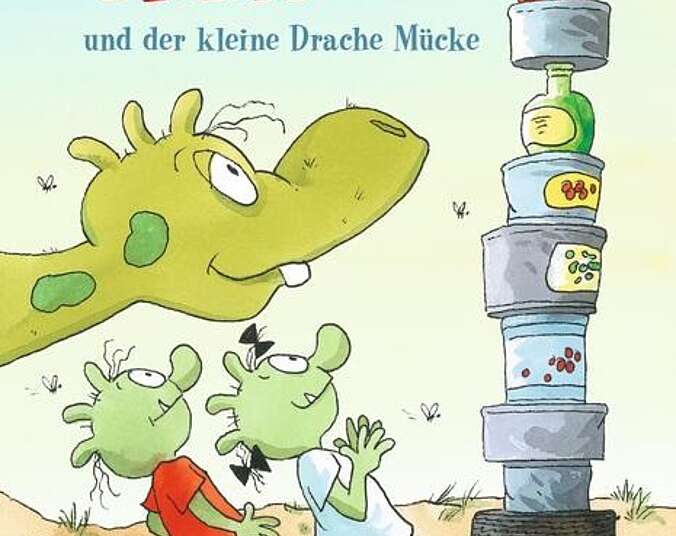 Die Olchis und Feuerstuhl schauen dem kleinen Drachen Mücke zu.