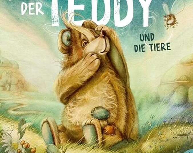 Teddy sitzt auf einer Wiese während eine Biene um ihn herumfliegt.