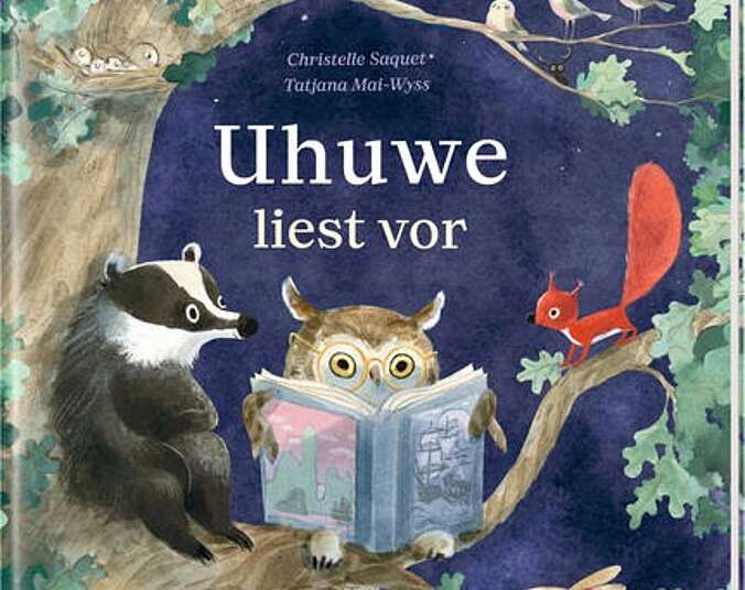 Uhuwe liest den Tieren aus einem Buch vor.