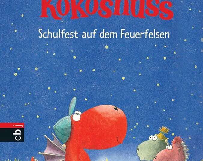 Drache Kokosnuss steht am Lagerfeuer und blickt in den Sternenhimmel