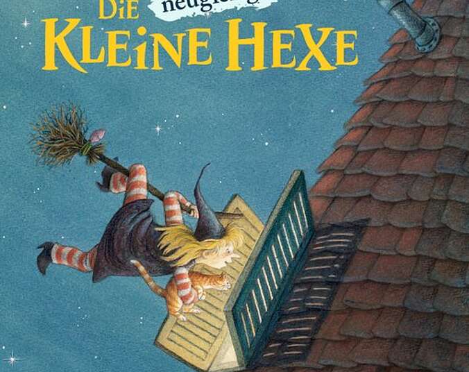 Die kleine Hexe Lisbet schaut zu einem Dachfenster hinein.