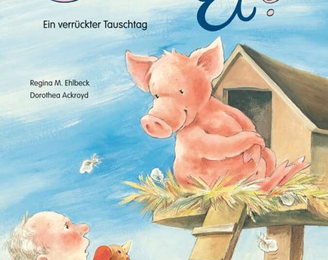 Ein Schwein sitzt beim Hühnerstall.