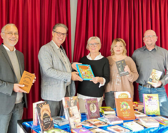 Gruppenbild mit Bücherspenden. (Foto: Stadt Friedrichshafen)