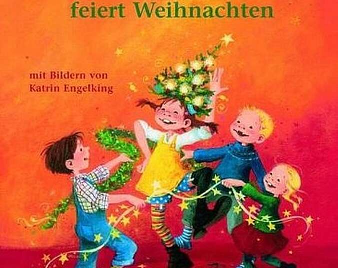 Pippi tanzt mit mehreren Kindern im Kreis und hat dabei einen kleinen Weihnachstbaum auf dem Kopf.