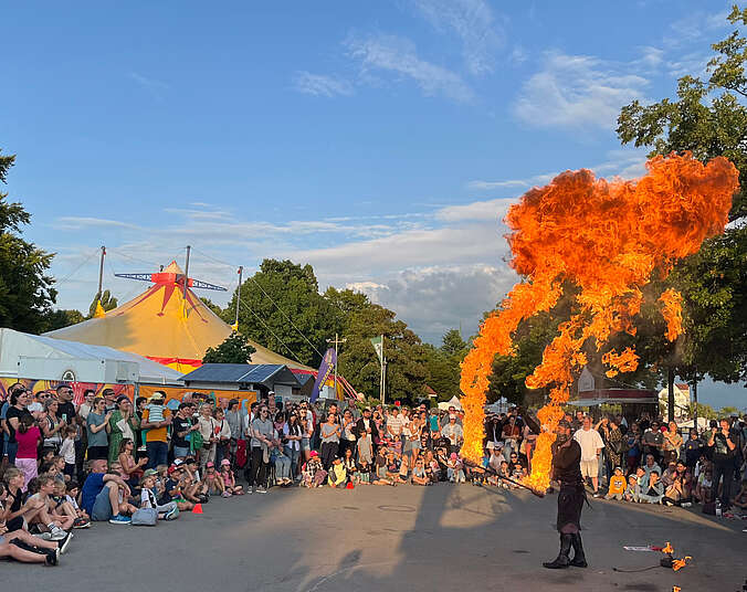 Feuershow draußen mit Zuschauern