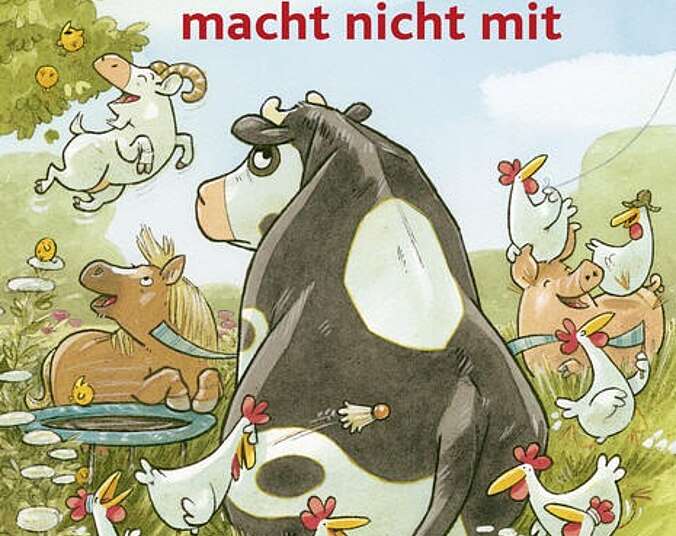 Lieselotte sitzt schmollend zwischen den Hühnern.