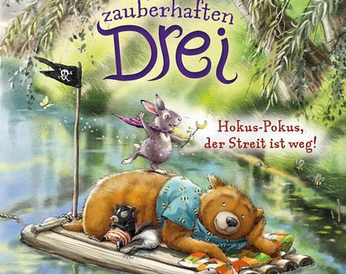 Die zauberhaften Drei fahren auf einem Floss den Fluss hinunter.