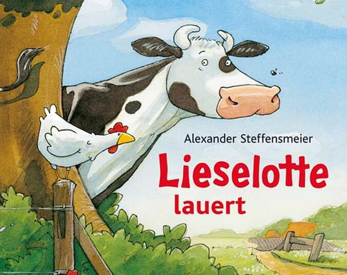 Lieselotte schaut hinter einem Baum hervor.