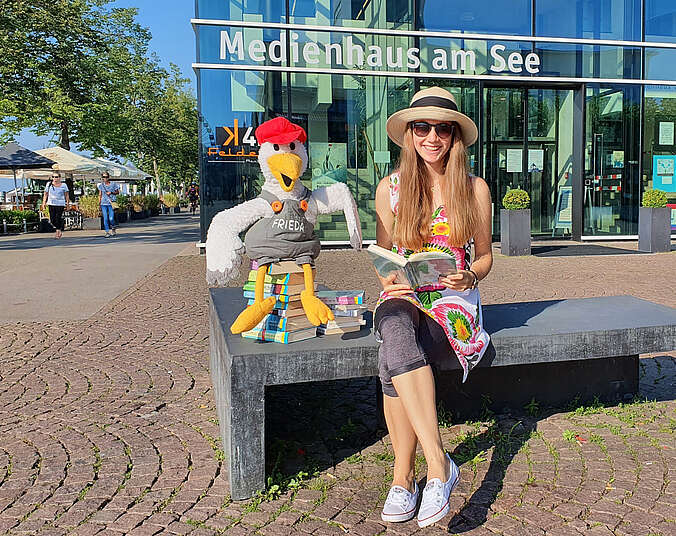 Verena Wöllhaf und Frieda beim Lesen vor dem Medienhaus