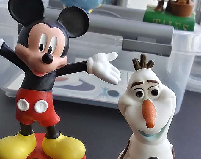 Die Minions, Mickey Mouse, Rotkäppchen und Olaf als Toniefiguren