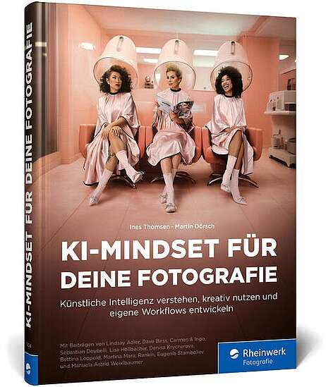 Drei Frauen in einem Friseursalon blättern in Zeitschriften.