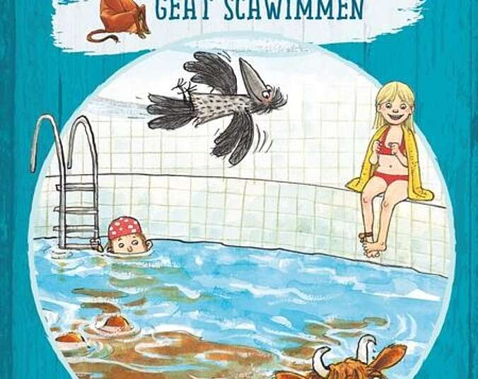 Mama Muh schwimmt im Hallenbad.