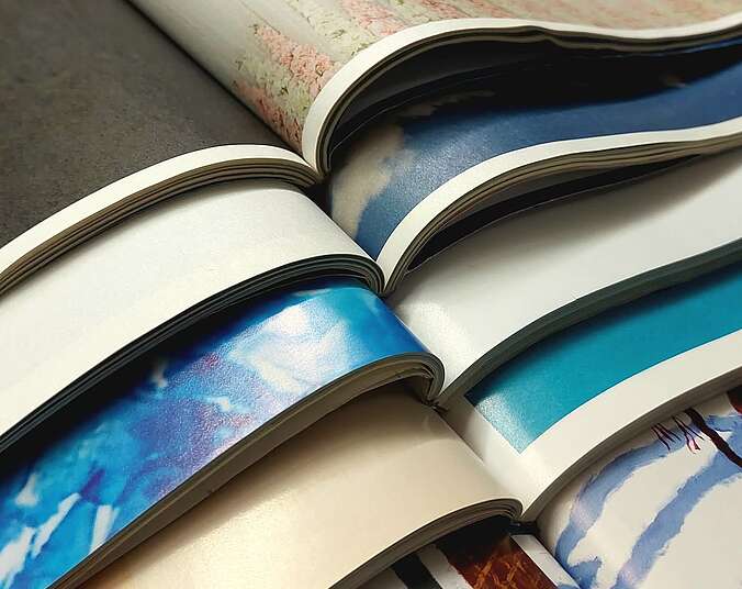 Zeitschriften die dekorativ ausgelegt wurden.