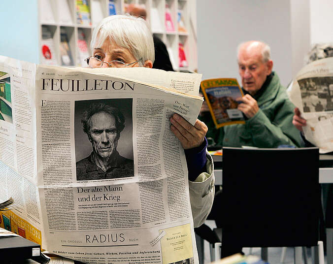 Frau liest eine Zeitung