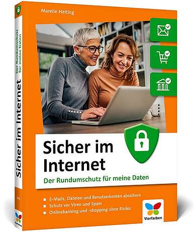Zwei Frauen vor einem Notebook sitzend.