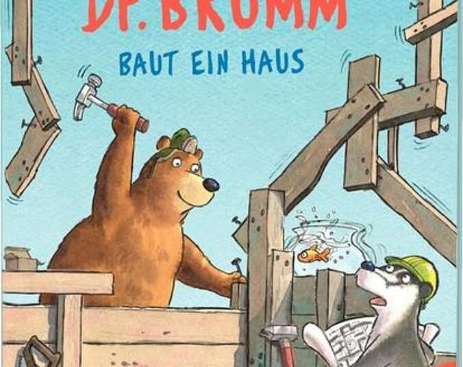 Dr. Brumm baut schlägt mit einem Hammer Nägel in Bretter.