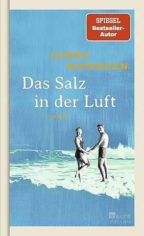 Zwei Personen in schwarz–weiß vor einer gezeichneten Brandung am Meer.