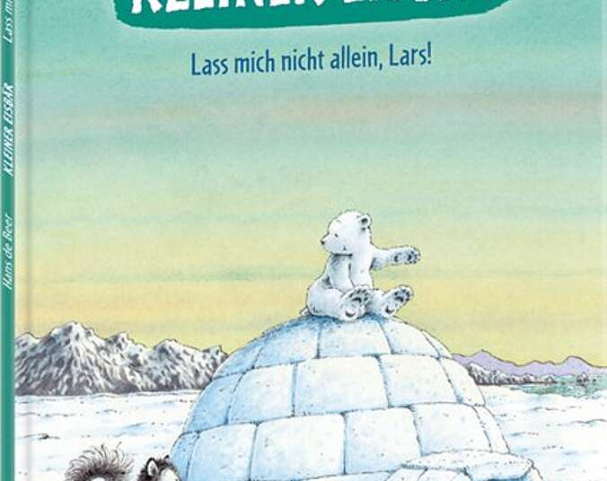 Der kleine Eisbär spielt mit einem Husky.