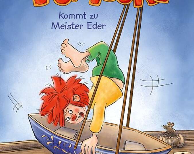 Pumuckl spielt in einer Miniaturschiffschaukel.