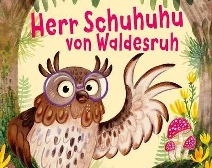 Herr Schuhuhu winkend zwischen Bäumen mit einer Brille auf der Nase.