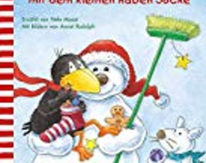 Rabe Socke sitzt bei einem Schneemann auf dem Arm.