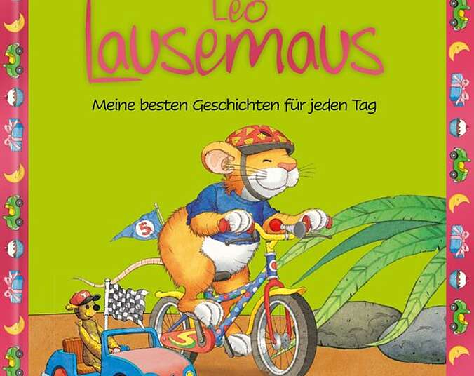 Leo Lausemaus sitzt mit Helm auf einem Fahrrad