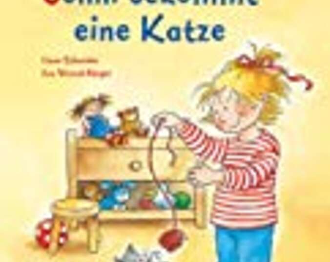 Conni spielt mit der Katze.