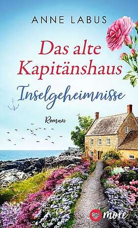 Kleines Häuschen an der Küste durch eine schmalen Pfad erreichbar, links und rechts vielen Blumen.
