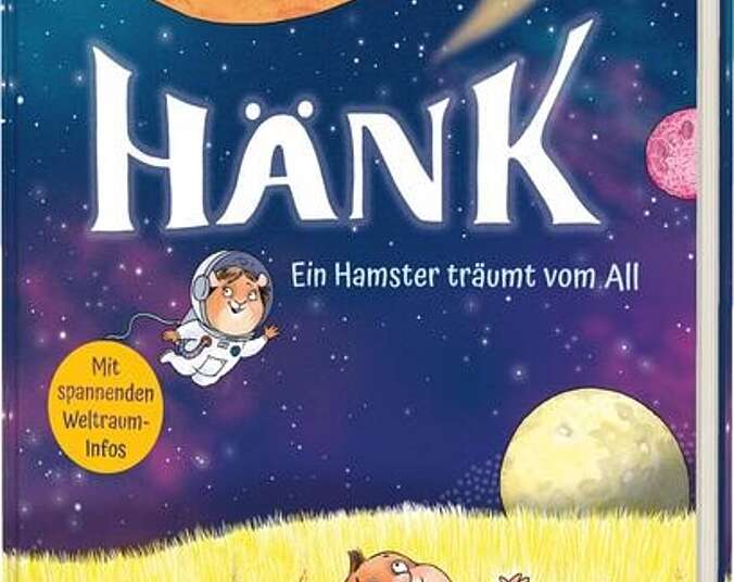 Hänk liegt auf einer Wiese und schaut ins All.