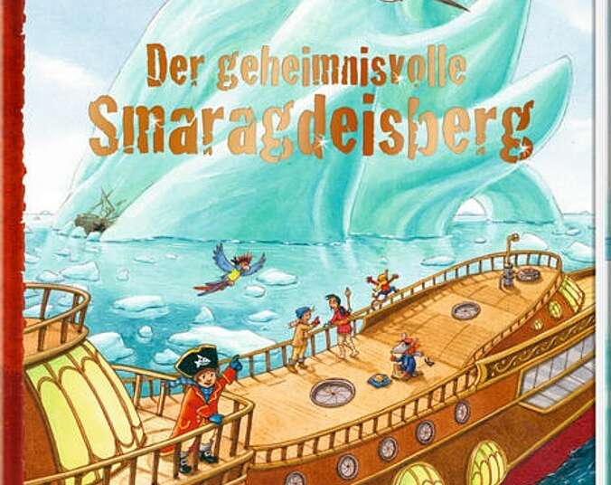 Käptn Sharky liegt mit seinem Schiff vor einem Eisberg.