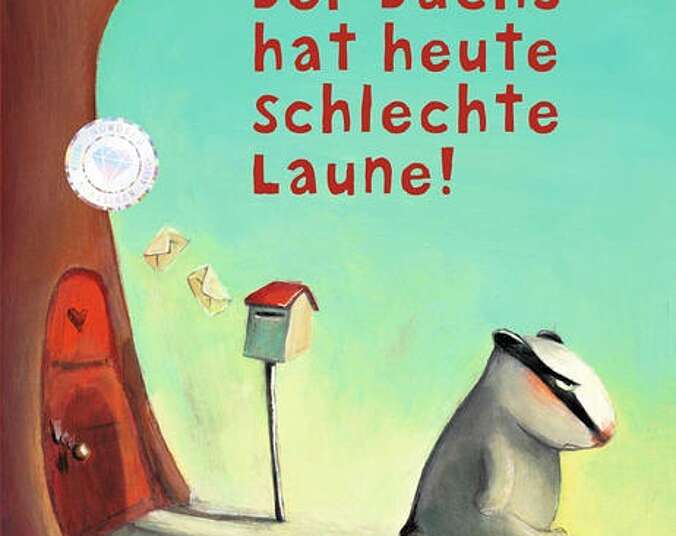 Der Dachs läuft miesepetrig durch den Wald.
