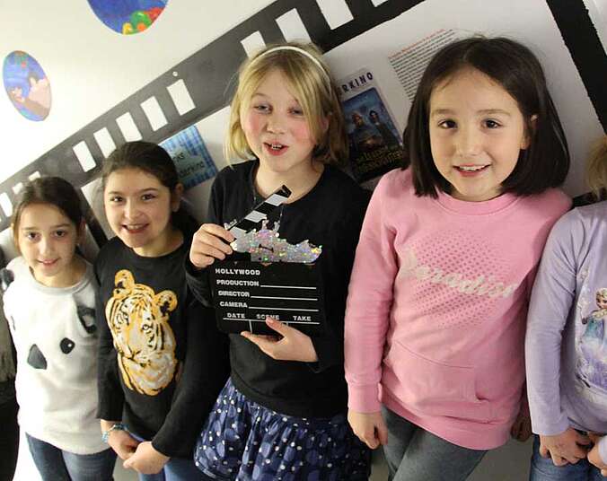 Sechs Mädchen beim Kinderkino