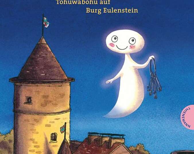 Das kleine Gespenst fliegt mit einem Schlüsselbund umher.