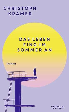Silhouette eines Jungen auf einem Sprungturm bei Sonnenaufgang.