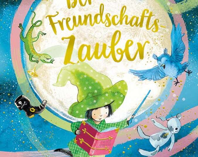 Die kleine Hexe zaubert bei Mondschein.