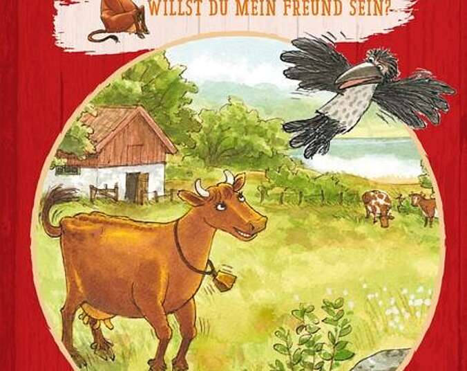 Mama Muh und Krähe auf einer Wiese