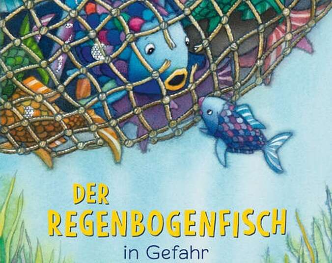 Der Regenbogenfisch schwimmt vor einem Fischnetz herum.