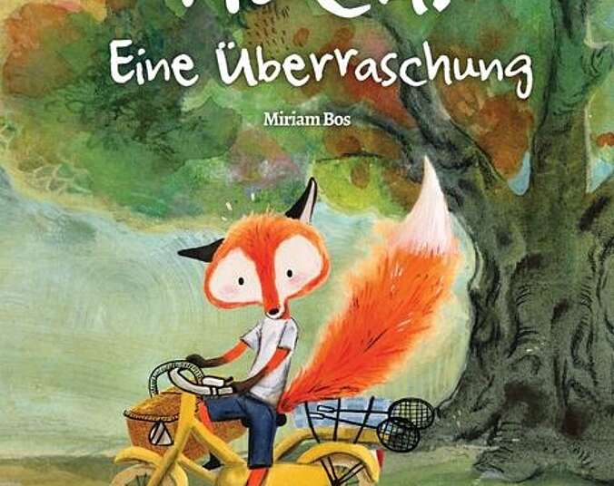 Fuchs August auf einem gelben Fahrrad vor dem Wald