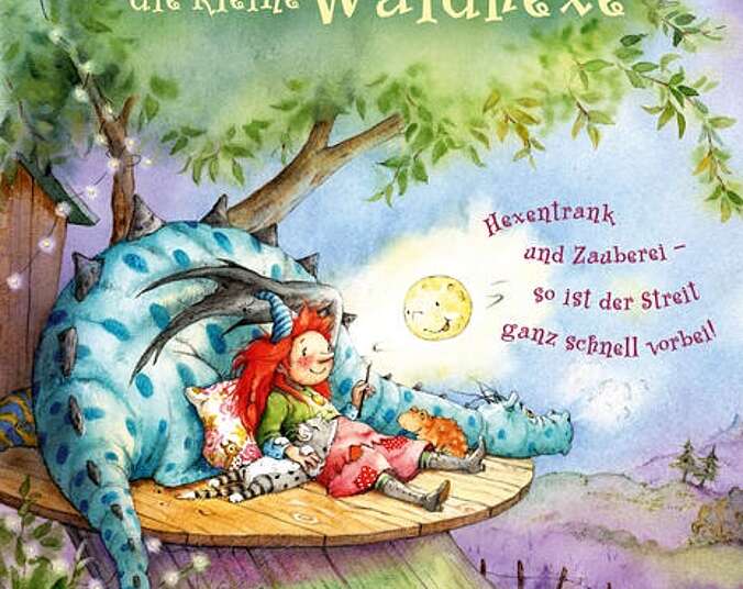 Frida die kleine Waldhexe liegt auf einer Aussichtsplattform im Wald.
