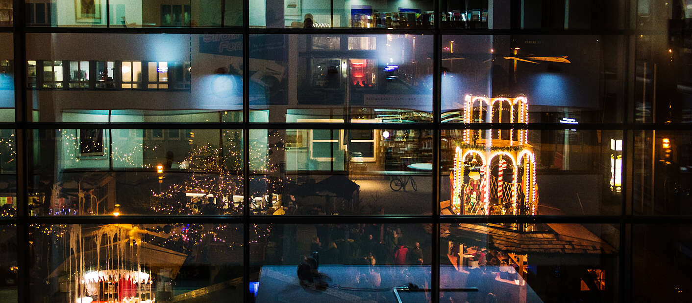 Weihnachtlich beleuchtete Glasfassade