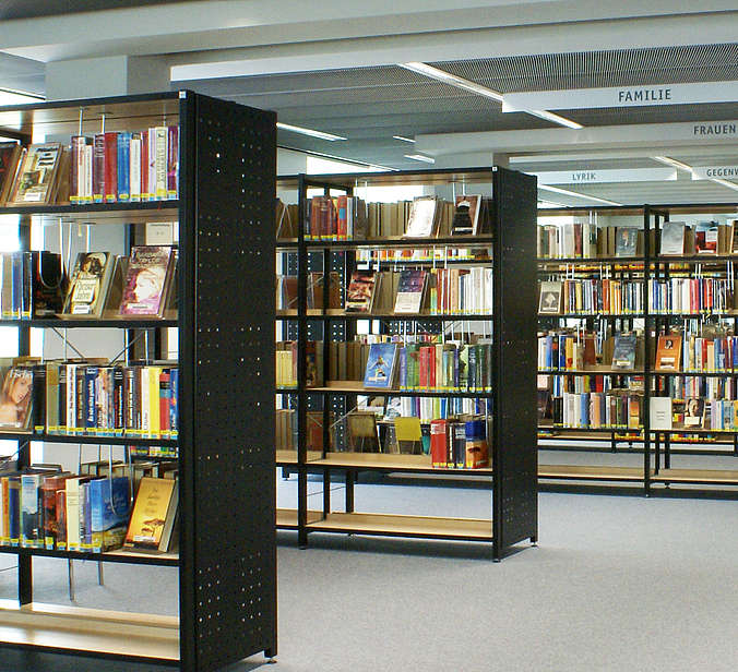 Regale in einer Bücherei