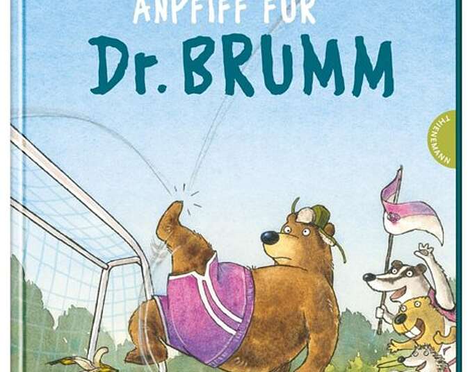 Dr. Brumm steht im Tor und rutscht auf einer Bananenschale aus.